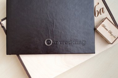 Fotoğraflar altında halkalar ile ahşap kutu