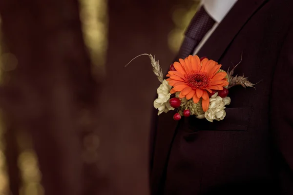 Bir erkek elbisesi üzerinde düğün yaka çiçeği — Stok fotoğraf