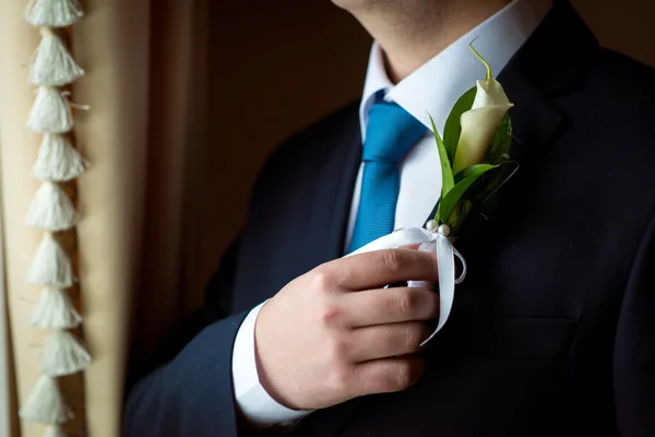 Весільна бутоньєрка на чоловічому костюмі — стокове фото