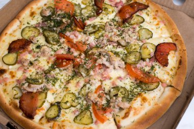 plaka üzerinde lezzetli pizza