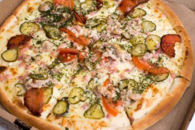 plaka üzerinde lezzetli pizza