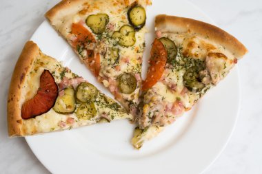 plaka üzerinde lezzetli pizza