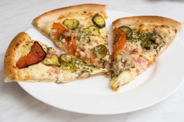 plaka üzerinde lezzetli pizza