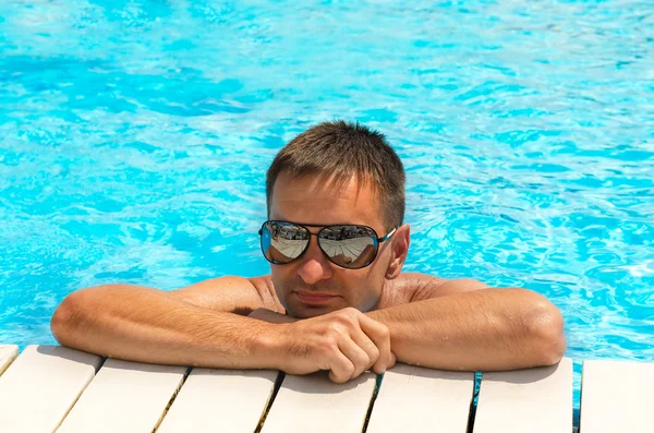Porträtt av en ung man i poolen — Stockfoto