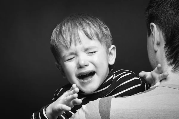 Porträtt av en gråtande son på händer en far — Stockfoto