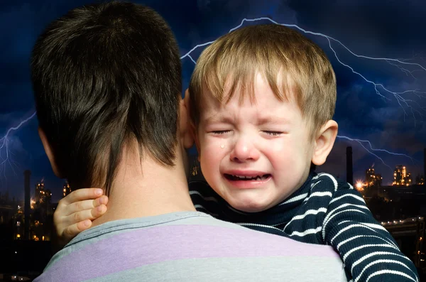 Weinendes Kind in den Händen des Vaters — Stockfoto