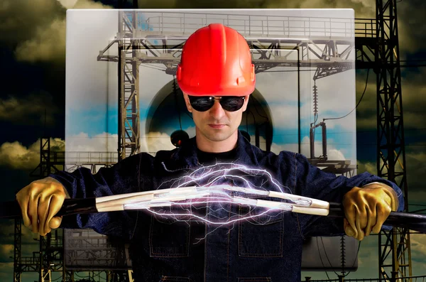 Electrician keeps cables that shoot lightning — Stock Photo, Image