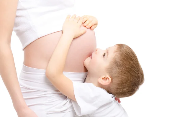 Lindo niño abrazando vientre embarazada madre —  Fotos de Stock