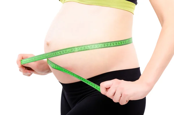Mujer embarazada mide la circunferencia abdominal centímetro cinta, primer plano — Foto de Stock