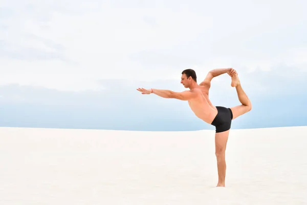 Jovem Ioga Posar Natarajasana Praia — Fotografia de Stock