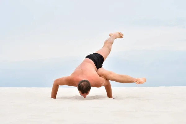 Jovem Homem Forte Ioga Posar Praia — Fotografia de Stock