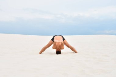 Sahilde spor yapan bir adam.