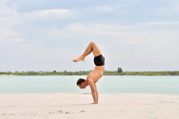 Homem Realizando Uma Pose Ioga Vrishchikasana Praia — Fotografia de Stock