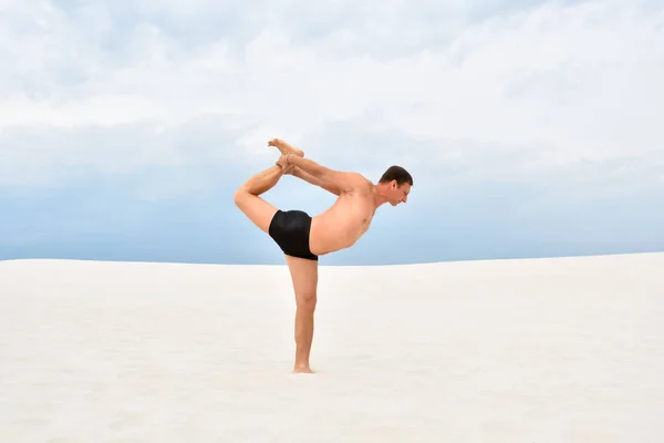 Homem Realizando Uma Pose Ioga Natarajasana Praia — Fotografia de Stock