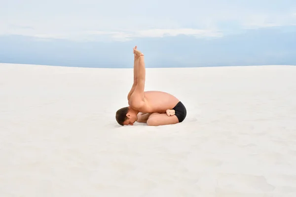 Homem Fazendo Exercício Ioga Praia — Fotografia de Stock