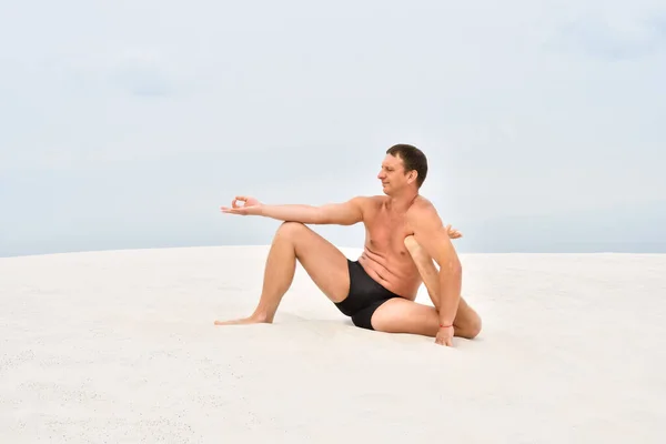 Homem Sentado Areia Ioga Posar Praia — Fotografia de Stock