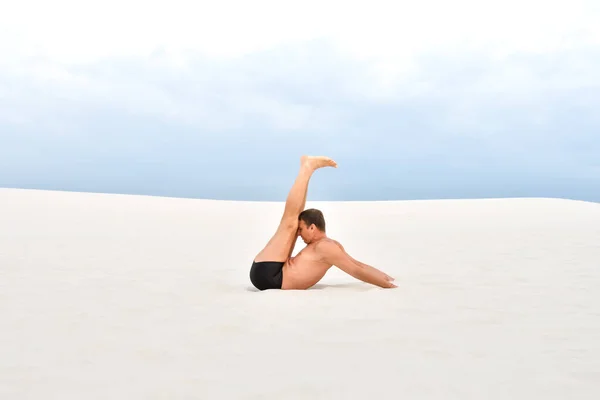 Homem Fazendo Ioga Areia Praia — Fotografia de Stock