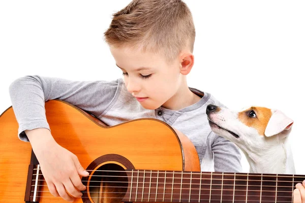 Portret Uroczego Chłopca Grającego Gitarze Akustycznej Swoim Psem Jackiem Russellem — Zdjęcie stockowe