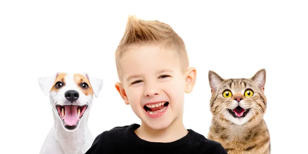 Portrét Šťastného Usmívajícího Chlapce Vtipným Psem Kočkou Spolu Izolované Bílém — Stock fotografie