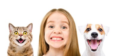 Beyaz arka planda izole edilmiş kedi ve köpekli neşeli gülümseyen kız portresi