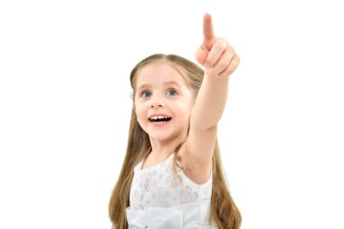 Beyaz arka planda izole edilmiş güzel, neşeli bir kızın portresi.