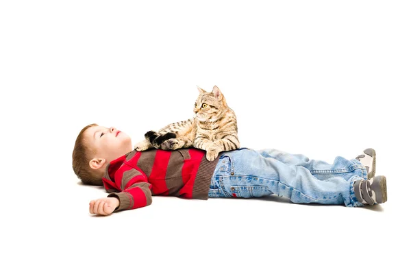 Chico y un gato acostados en él — Foto de Stock