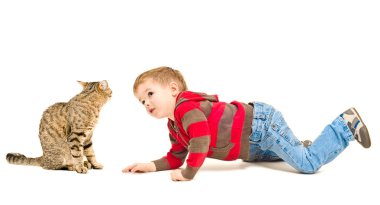 çocuk ve birbirine bakarak kedi