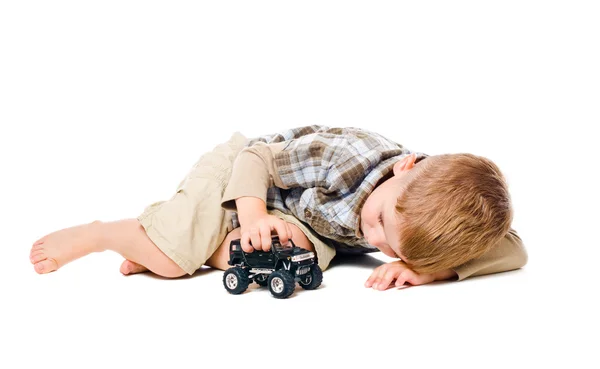 Kind speelt een speelgoedauto — Stockfoto