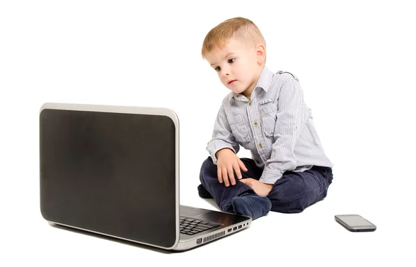 Boy kijken laptop scherm — Stockfoto