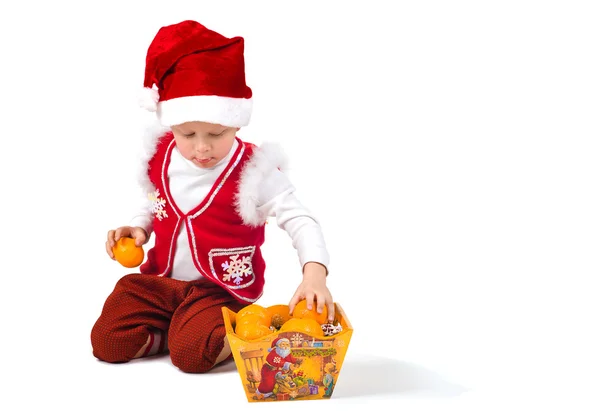 Gnome adds tangerines in the box for candy — Stock Photo, Image