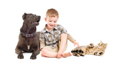 Gülen çocuk bir köpek ve kedi ile oturan