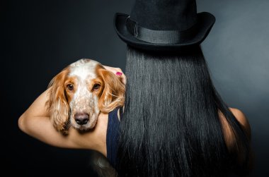 Bir köpek omuz bir kadının portresi