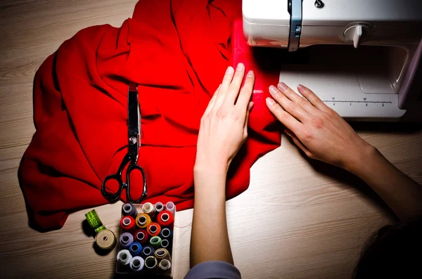 Mani femminili al lavoro sulla macchina da cucire — Foto Stock