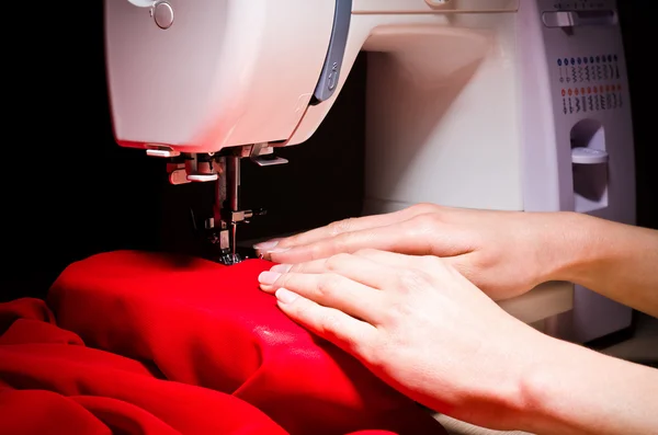 Mains féminines en travaillant sur une machine à coudre — Photo