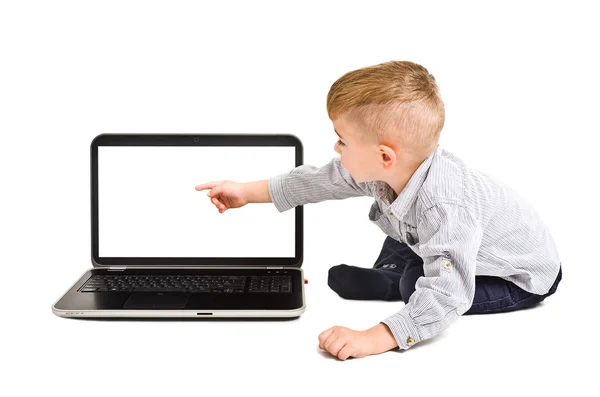 Boy señala el dedo en la pantalla vacía de la computadora portátil — Foto de Stock