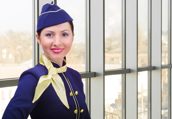 Portrait of beautiful smiling stewardess at the airport — Stock Photo, Image