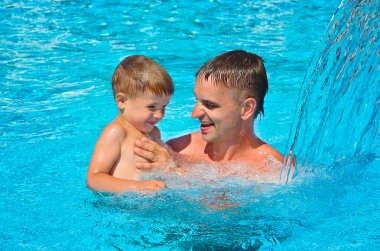 Baba ve oğul havuzda eğleniyor