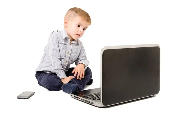 Boy kijken laptop scherm — Stockfoto
