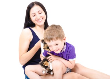 Mutlu anne ve oğlu ile birlikte yavru kedi