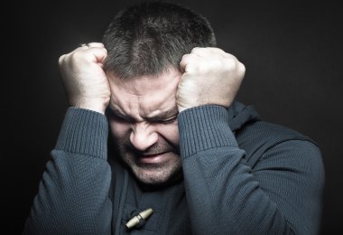 Umutsuzluk içinde bir adam portresi