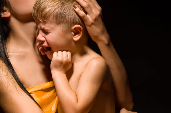 Retrato de un niño llorando en los brazos de la madre — Foto de Stock