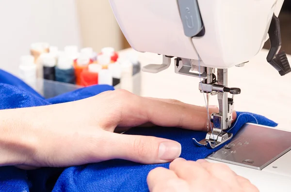Female hands are busy by sewing — Stock Photo, Image