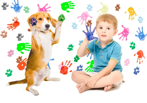 Ładny chłopiec siedzi na tle handprints Beagle — Zdjęcie stockowe