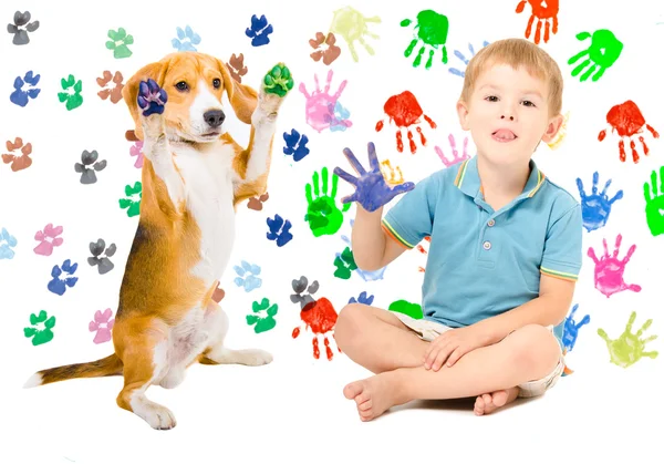 Glücklicher Junge mit Beagle auf dem Hintergrund von Handabdrücken — Stockfoto