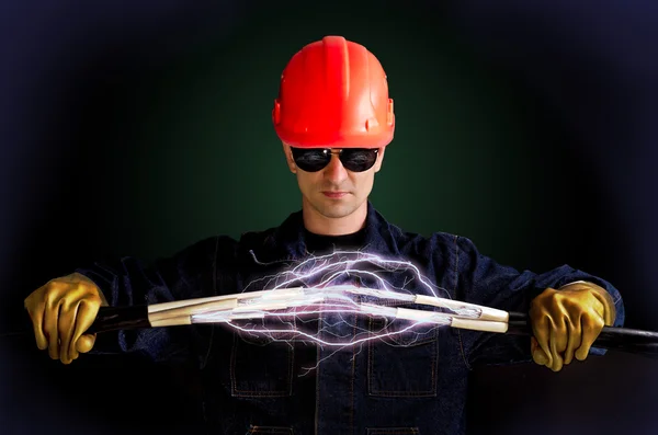 Electricians in insulating gloves keeps cables that shoot lightning — Stock Photo, Image