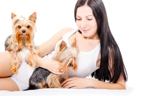 Ung vacker kvinna med två Yorkshire terrier — Stockfoto