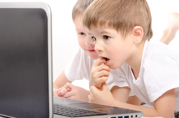 Dos chicos mirando en la pantalla del ordenador portátil —  Fotos de Stock