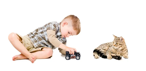 Beautiful boy playing toy car together with cat — Stock Photo, Image