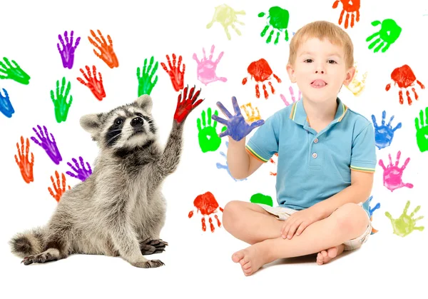 Netter Junge mit Waschbär auf dem Hintergrund von Handabdrücken — Stockfoto