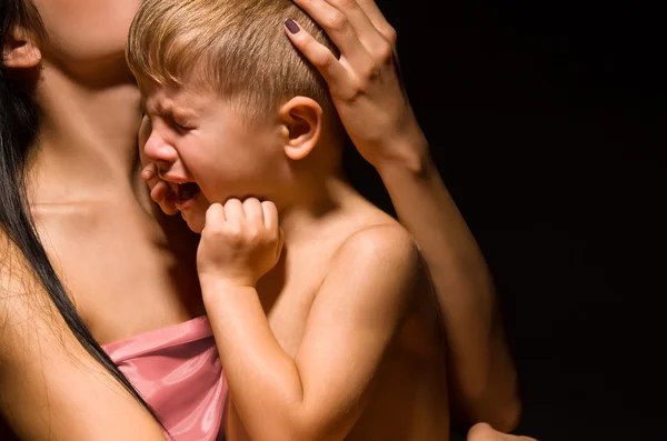 Porträtt av en gråtande son på moderns händer — Stockfoto